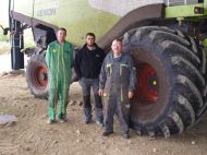 Thomas Gaudin et Emilien David, tous les deux chauffeurs de moissonneuse, avec Daniel Guichet, le président de la Cuma la Croisière.