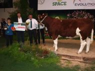 Le sourire de Marc Barrier avec Java, sacrée championne des jeunes femelles. Il remporte aussi le prix d'élevage jeune.