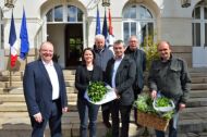 Pascal Bolo, premier adjoint au maire de Nantes, Johanna Rolland, maire de Nantes, Philippe Retière, président des maraîchers nantais et Philippe Naulleau, producteur de muguet à Saint-Philbert-de-Grandlieu.